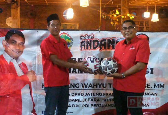Andang Salurkan Bantuan Bola Bagi Masyarakat Karimun Jawa
