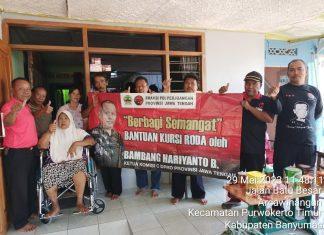 BHB Serahkan 2 Kursi Roda Kepada Warga Purwokerto Timur