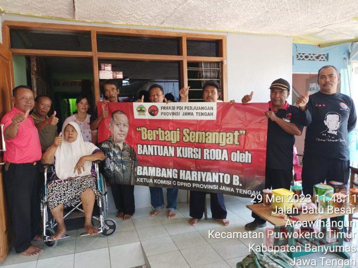 BHB Serahkan 2 Kursi Roda Kepada Warga Purwokerto Timur