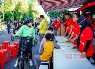 Berakhir Pekan di Solo, Puan Sapa Warga di CFD-Safari Zoo