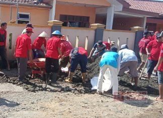 Bersama Ranting Partai dan SSS, Sutrisno Gelar Bakti Sosial Tambal Jalan Berlubang