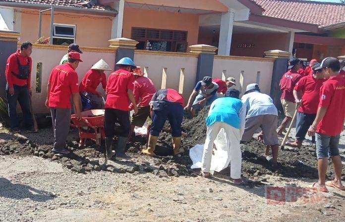 Bersama Ranting Partai dan SSS, Sutrisno Gelar Bakti Sosial Tambal Jalan Berlubang