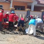 Bersama-Ranting-Partai-dan-SSS-Sutrisno-Gelar-Bakti-Sosial-Tambal-Jalan-Berlubang-2