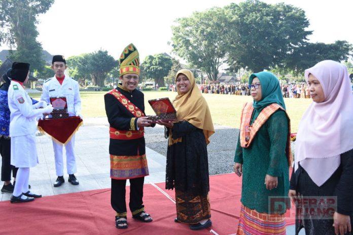 Bupati Afif Pimpin Upacara Peringatan Hari Otda XXVII dan Hardiknas 2023