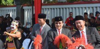 Bupati Husein Tarikan Ebeg Bersama 240 Pelajar di Alun-alun Purwokerto