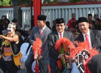 Bupati Husein Tarikan Ebeg Bersama 240 Pelajar di Alun-alun Purwokerto