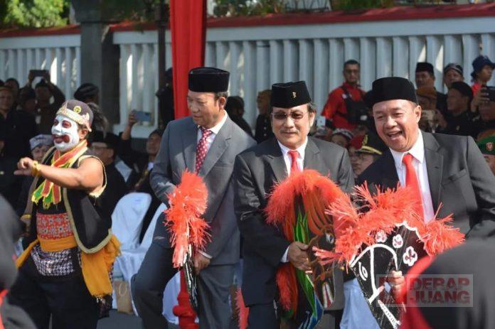 Bupati Husein Tarikan Ebeg Bersama 240 Pelajar di Alun-alun Purwokerto