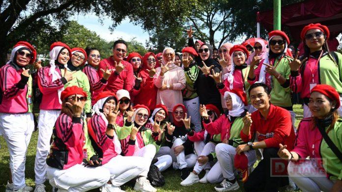 Bupati Tiwi Beri Semangat Instruktur Senam Turun Kampung Majukan Olahraga