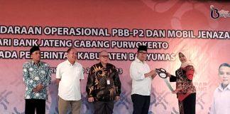 Didampingi Sadewo, Bupati Husein Serahkan Ambulance Bank Jateng Kepada RSUD Ajibarang