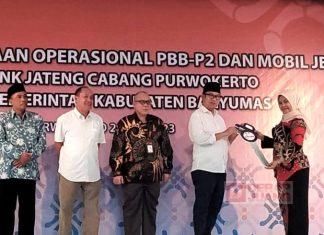 Didampingi Sadewo, Bupati Husein Serahkan Ambulance Bank Jateng Kepada RSUD Ajibarang