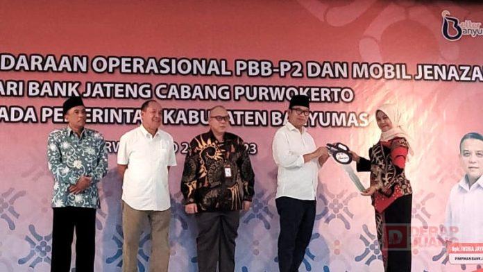 Didampingi Sadewo, Bupati Husein Serahkan Ambulance Bank Jateng Kepada RSUD Ajibarang