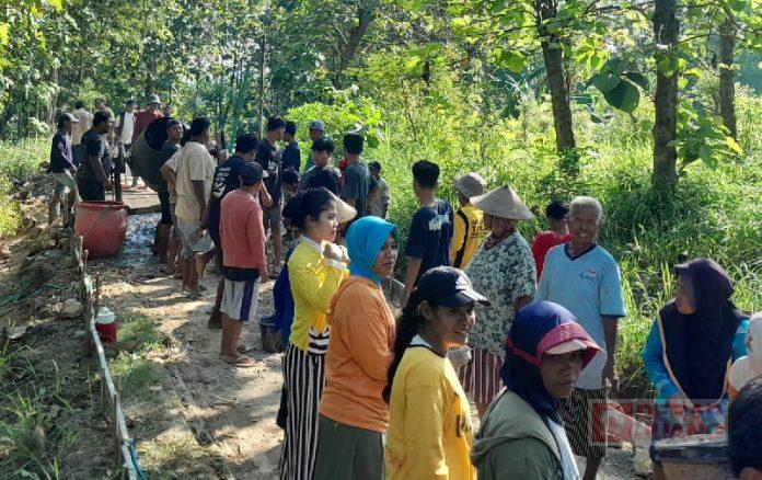 Eko Budi Santoso Pantau Pengecoran Jalan Desa Bandungharjo