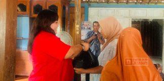 Erin Vincia Dora Berikan Bantuan Beras ke Warga Belor