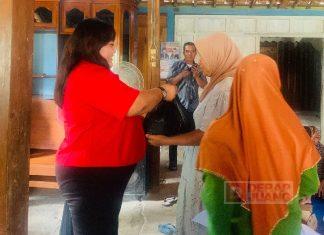 Erin Vincia Dora Berikan Bantuan Beras ke Warga Belor