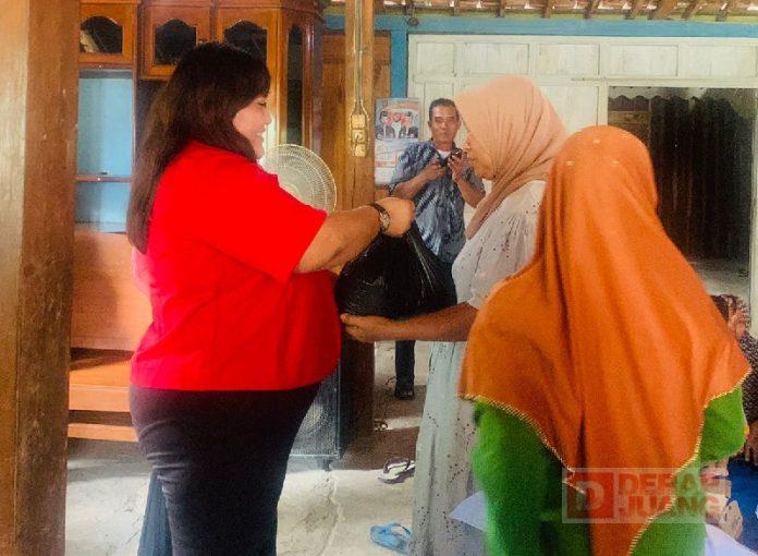 Erin Vincia Dora Berikan Bantuan Beras ke Warga Belor