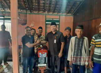 Heru Santoso Berikan Bantuan Traktor di Desa Ngembak