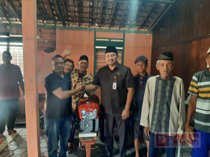 Heru Santoso Berikan Bantuan Traktor di Desa Ngembak