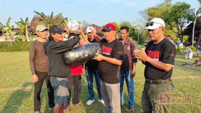 Mbah Giman Dorong Klub Sepak Bola Doreng Terus Berkembang