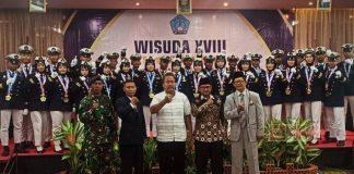 Sumar Rosul foto bersama saat hadiri wisuda SMK Wira Bahari Kabupaten Pekalongan.