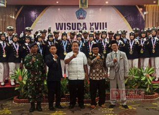 Sumar Rosul foto bersama saat hadiri wisuda SMK Wira Bahari Kabupaten Pekalongan.