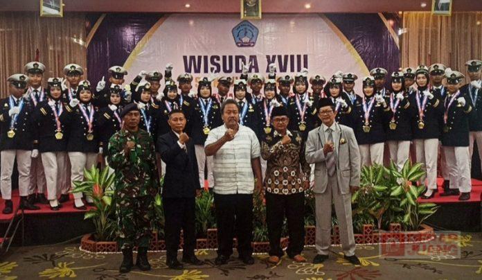 Sumar Rosul foto bersama saat hadiri wisuda SMK Wira Bahari Kabupaten Pekalongan.