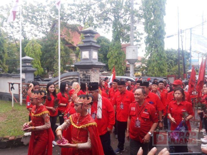 Tari Tradisional Semarakkan Pendaftaran Bacaleg PDI Perjuangan Kota Pekalongan