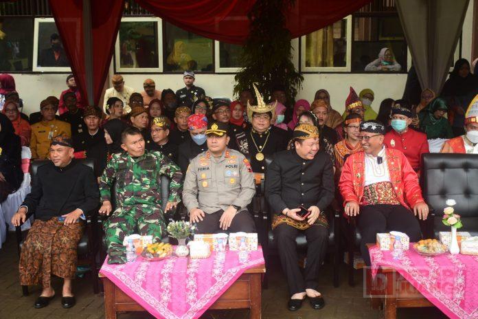 Peringati Hardiknas, Bung Dance Kenakan Pakaian Adat