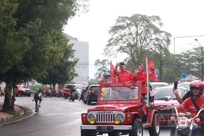 Purbalingga Merah Total, Ribuan Massa PDI Perjuangan Antarkan 50 Bacaleg ke KPU