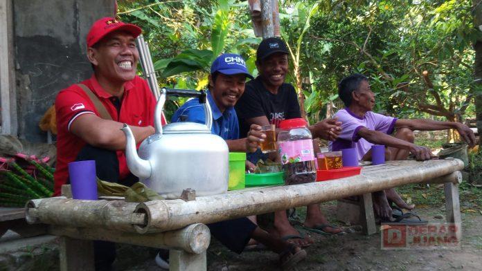 Selalu Bersama Warga, Sutarman Kerja Bakti di Desa Sikanco(2)