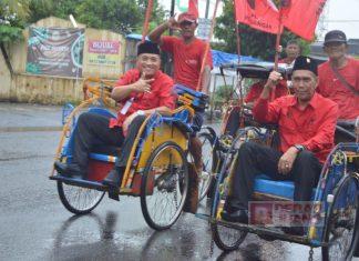Serahkan Berkas ke KPU, Ribuan Banteng Cilacap Kawal Bacaleg Naik Becak
