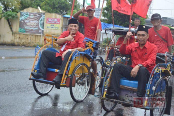 Serahkan Berkas ke KPU, Ribuan Banteng Cilacap Kawal Bacaleg Naik Becak