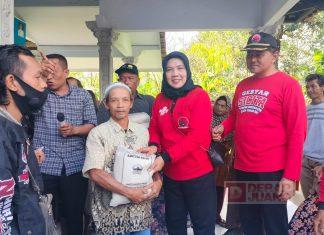 Sri Ruwiyati Salurkan Bantuan Beras 2,5 Ton di Desa Bojonegara