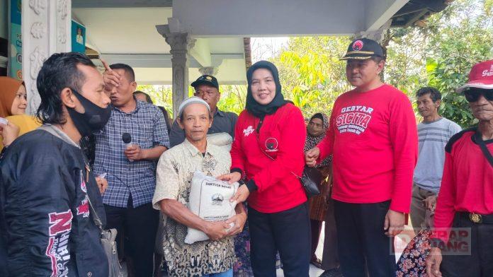 Sri Ruwiyati Salurkan Bantuan Beras 2,5 Ton di Desa Bojonegara