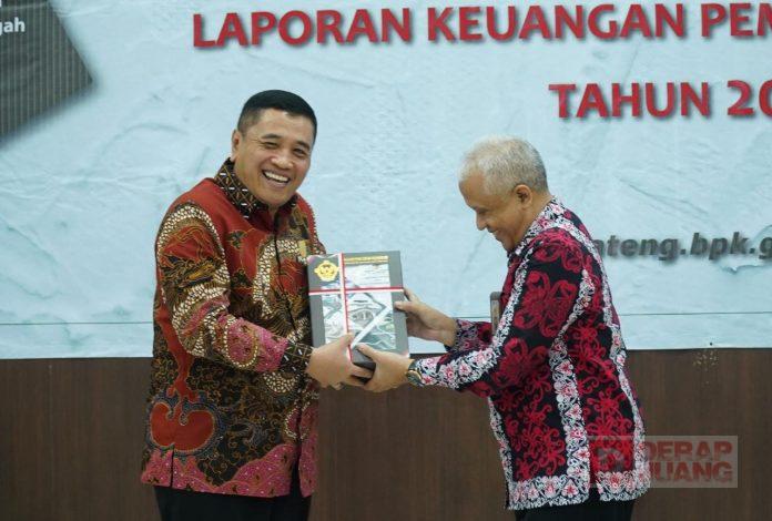 Taufik Nurhidayat Terima Laporan Hasil Pemeriksaan Atas LKPD Tahun 2022
