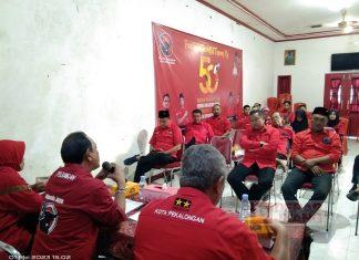DPC Kota Pekalongan Gelar Rakor, Agung Satria: Perjuangan Kita Perjuangan Gotong Royong DPC PDI Perjuangan Kota Pekalongan menggelar Rapat Koordinasi (Rakor) untuk mengevaluasi kegiatan KomandanTe Bintang Dua di wilayah tempurnya masing-masing.