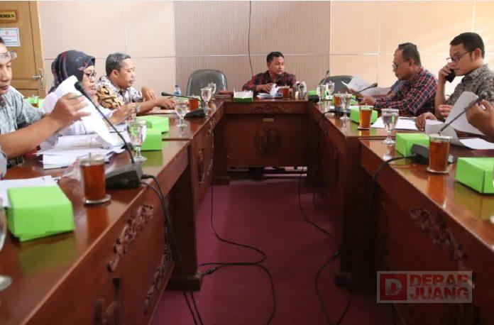 Sumar Rosul saat memimpin Rakor dengan Dinas terkait menyoal persiapan Pemilu 2024. Sumar Rosul saat memimpin Rakor dengan Dinas terkait menyoal persiapan Pemilu serentak 2024.