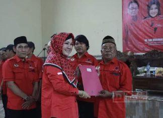 Sri Mulyani Serahkan SK Pengurus Ranting Se-Kecamatan Tulung