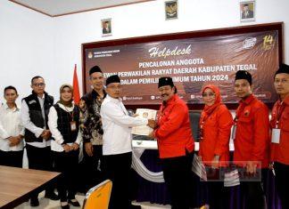 Diramaikan Ratusan Kader, Mas Oni Bersamai 50 Bacaleg Mendaftar Ke KPU.