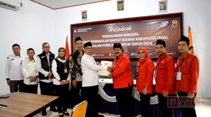 Diramaikan Ratusan Kader, Mas Oni Bersamai 50 Bacaleg Mendaftar Ke KPU.