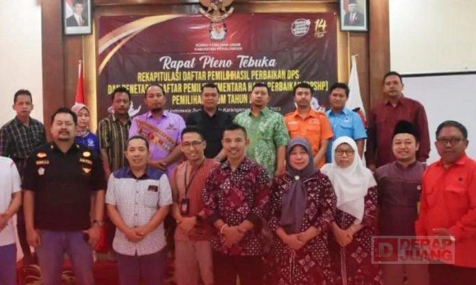 DPC PDI Kab Pekalongan Hadi Waluyo, jajaran Pengurus DPC PDI Perjuangan Kab. Pekalongan, dan KPU dalam acara Rapat Pleno DPSHP.