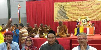 Relawan Harris Turino Sambut dan Berikan Jubah Pada Para Biksu Dari Thailand