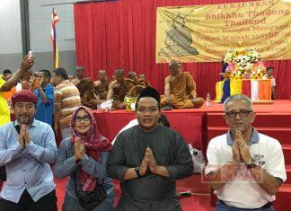 Relawan Harris Turino Sambut dan Berikan Jubah Pada Para Biksu Dari Thailand