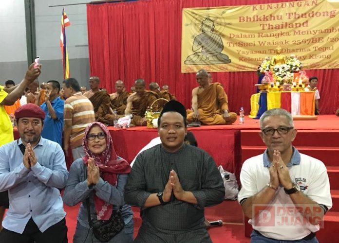 Relawan Harris Turino Sambut dan Berikan Jubah Pada Para Biksu Dari Thailand.