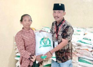 Suyono Kawal Langsung Distribusi Bantuan Beras Bagi Warga