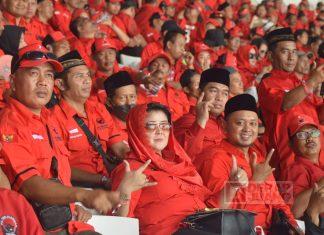 300 Kader PDI Perjuangan Cilacap Merahkan Stadion Utama Gelora Bung Karno