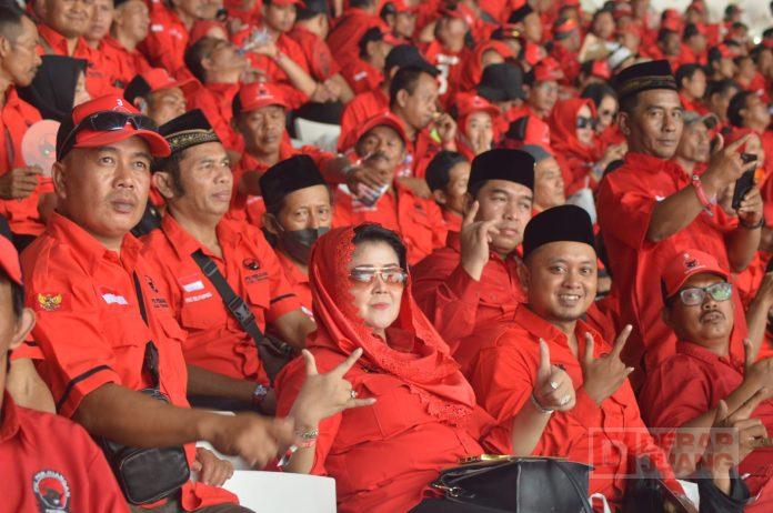 300 Kader PDI Perjuangan Cilacap Merahkan Stadion Utama Gelora Bung Karno