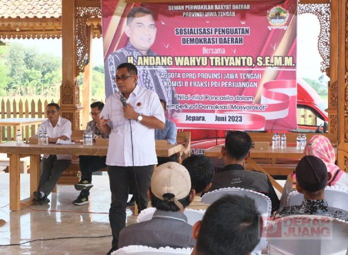 Andang Sosialisasikan Penguatan Demokrasi Daerah Bagi Warga Bugel Kedung