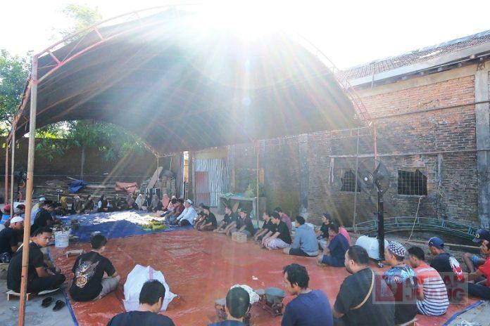 Andang Tunaikan Ibadah Idul Adha Bersama Karyawan dan Pengurus Partai