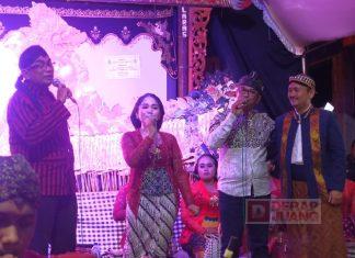 Andang dan Aa’ Ipunk Hibur Warga Pecangaan Wetan Melalui Limbuan Wayang Kulit