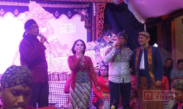 Andang dan Aa' Ipunk Hibur Warga Pecangaan Wetan Melalui Limbuan Wayang Kulit